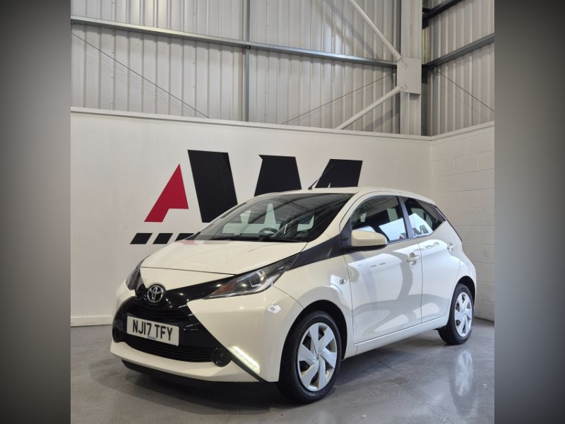 White Toyota Aygo 1.0 VVT-i x-play Hatchback 5dr Petrol Manual Euro 6 68 ps